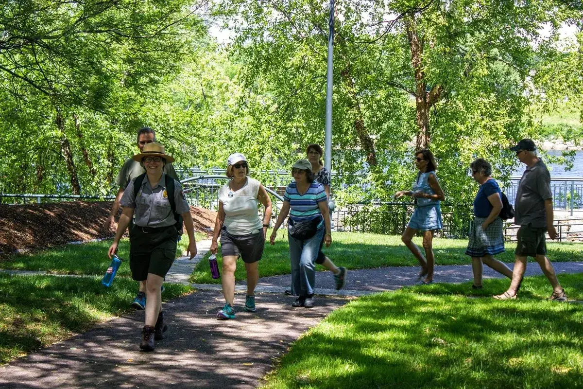 Un groupe de randonneurs profite d'une promenade ensoleillée. Une heure de marche, c'est idéal pour brûler des calories et admirer la nature.