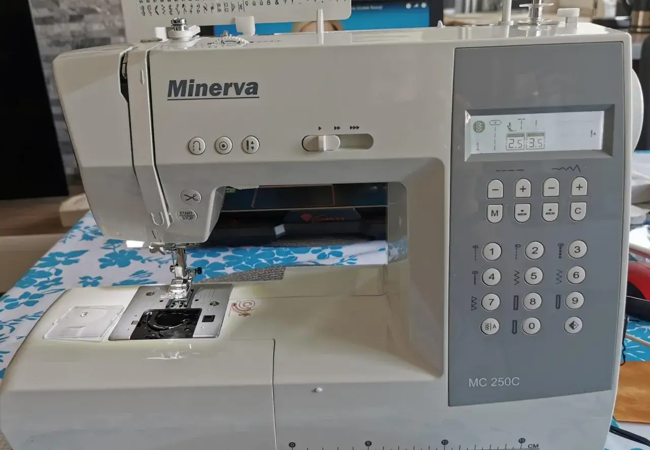 Nowa maszyna do szycia Minerva MC250C z cyfrowym wyświetlaczem i wieloma funkcjami.