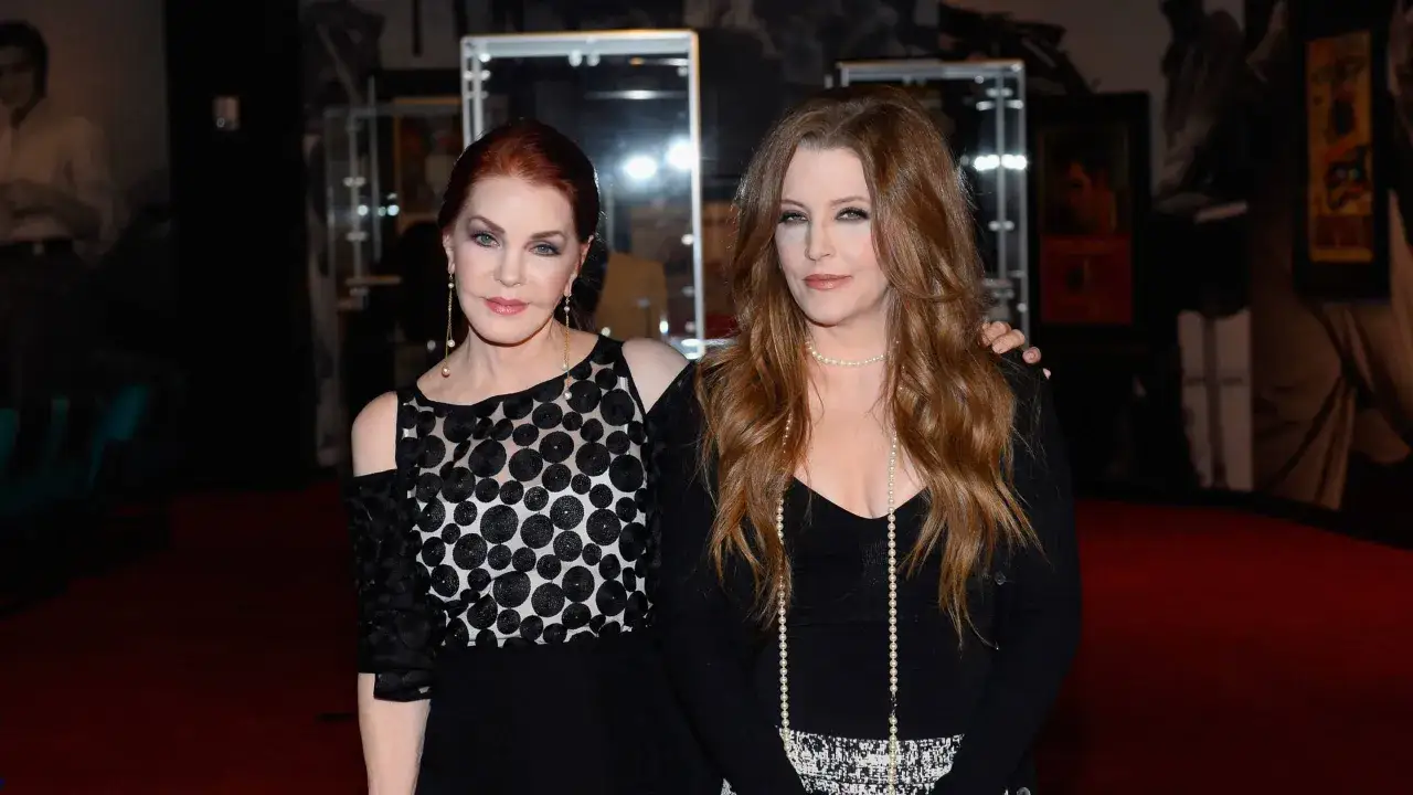 Priscilla und Lisa Marie Presley, Tochter von Elvis, posieren f&uuml;r ein Foto.
