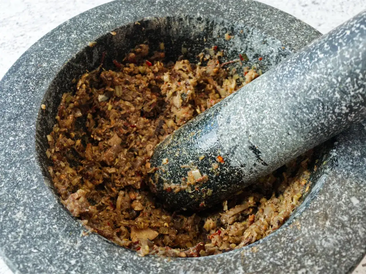 Mörser mit frisch zubereiteter Massaman Curry Paste. Ein authentisches Rezept für würzige Aromen.