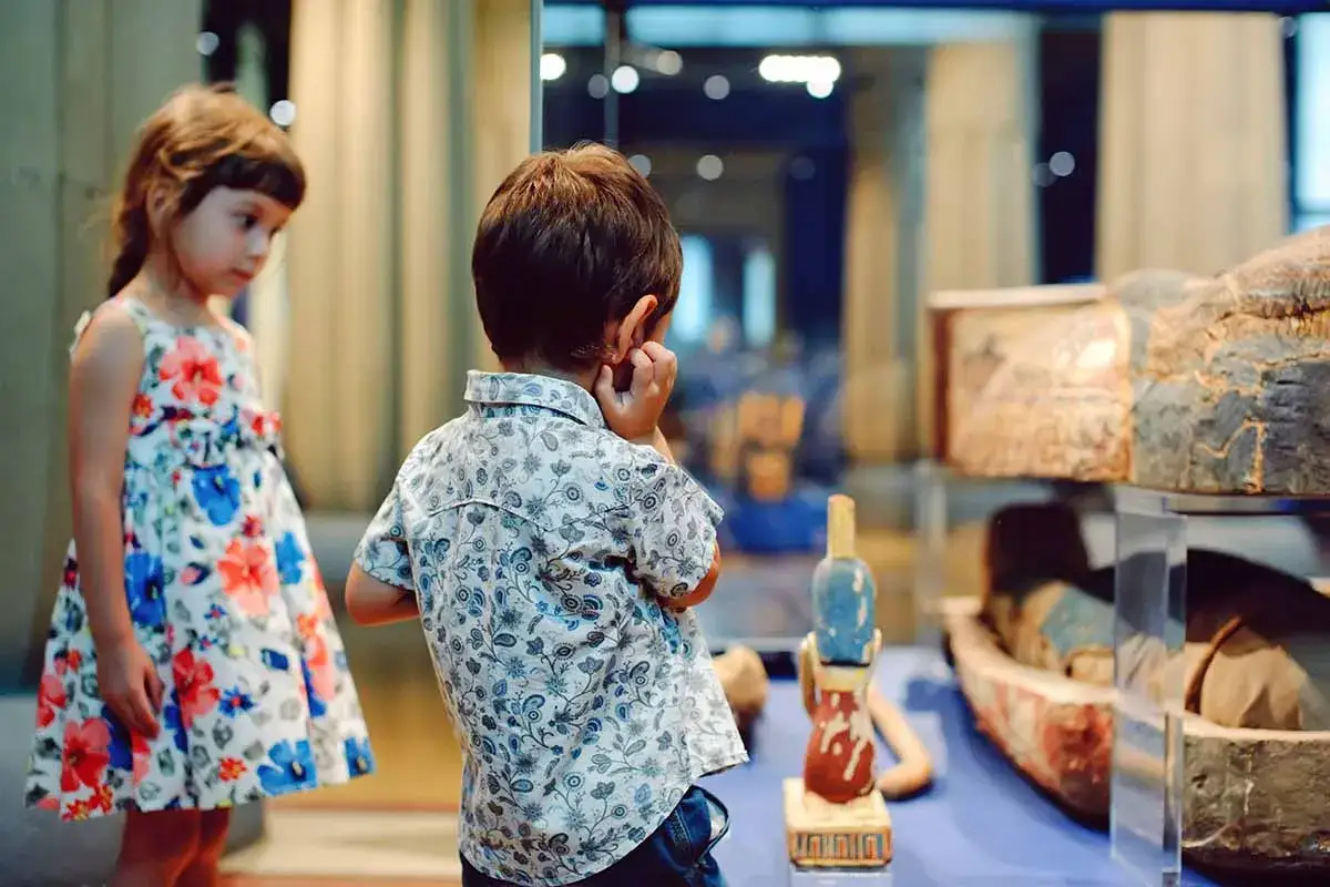 Ni&ntilde;os explorando momias y artefactos en exposiciones para ni&ntilde;os en Madrid.