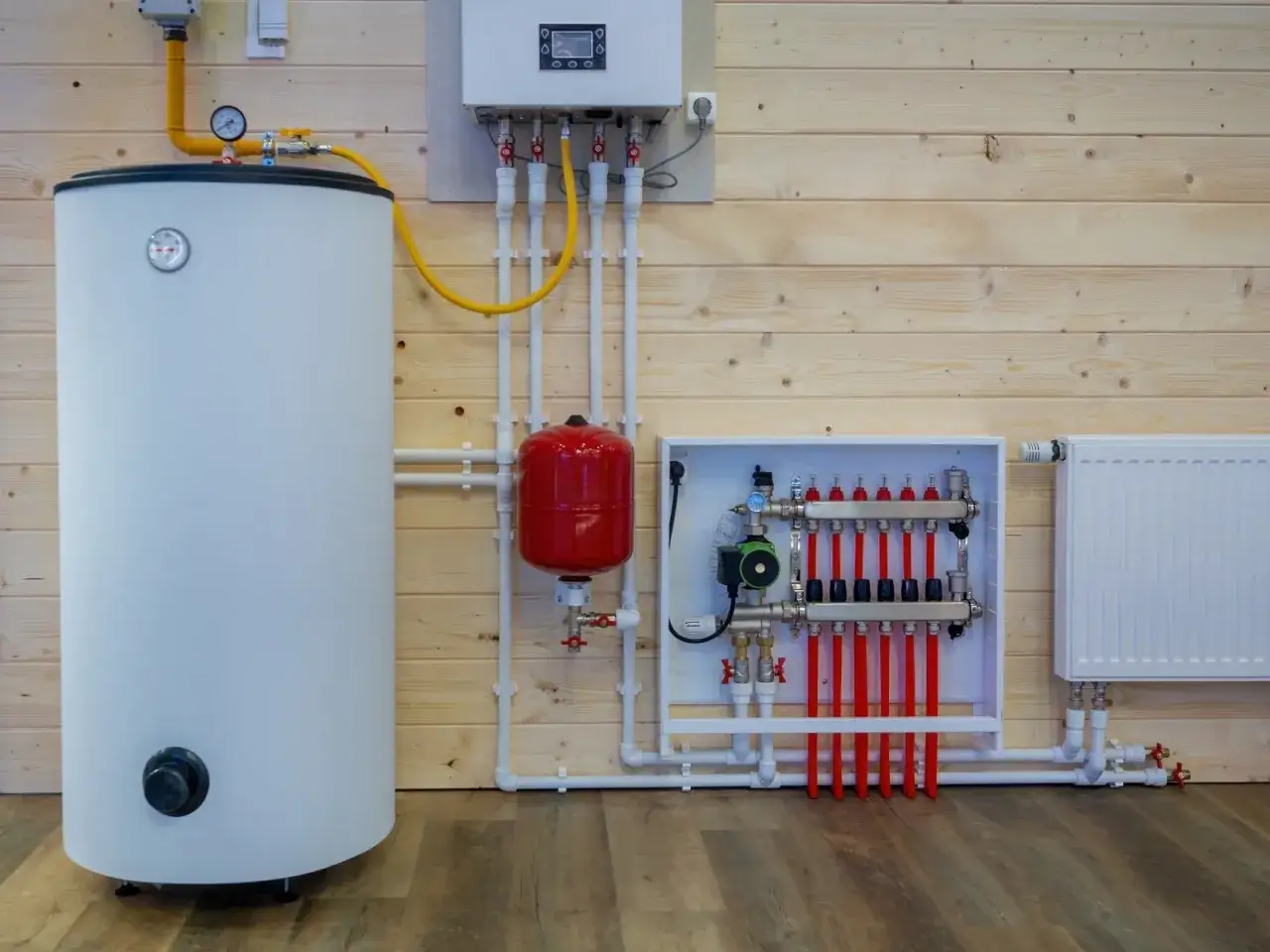 Nowoczesny piec elektryczny co z bojlerem, pompą i rozdzielaczem ogrzewania podłogowego.