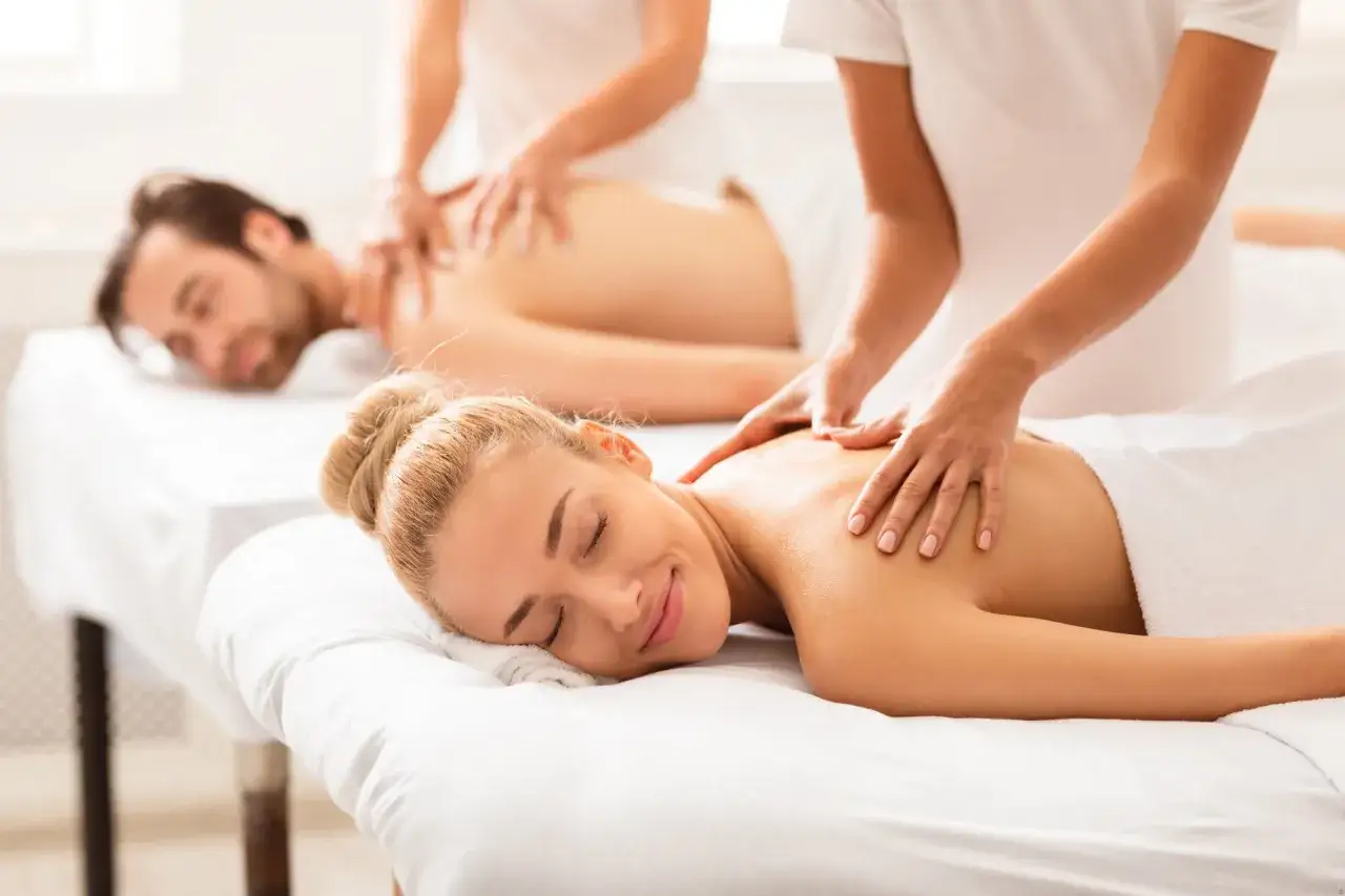 Romantyczna para w spa, relaks, masaż