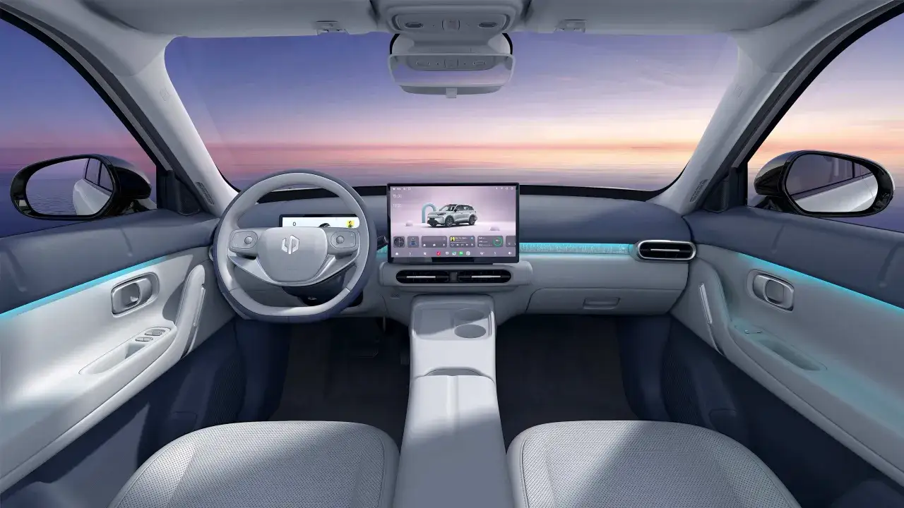 Interno moderno del Leapmotor B03X con ampio display centrale, volante futuristico e illuminazione ambientale blu.