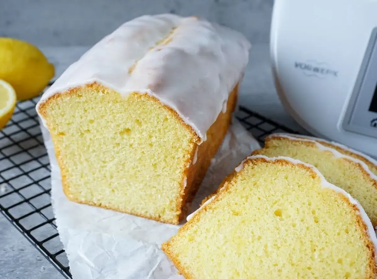 Saftiger Zitronenkuchen, frisch aus dem Thermomix, mit Zuckerguss überzogen. Perfekt für den Kaffeetisch!