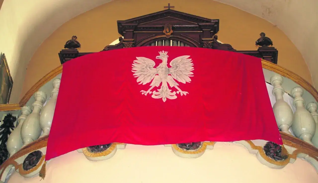 Biały orzeł na czerwonym tle, symbol Polski, nawiązuje do legendy o jego powstaniu.