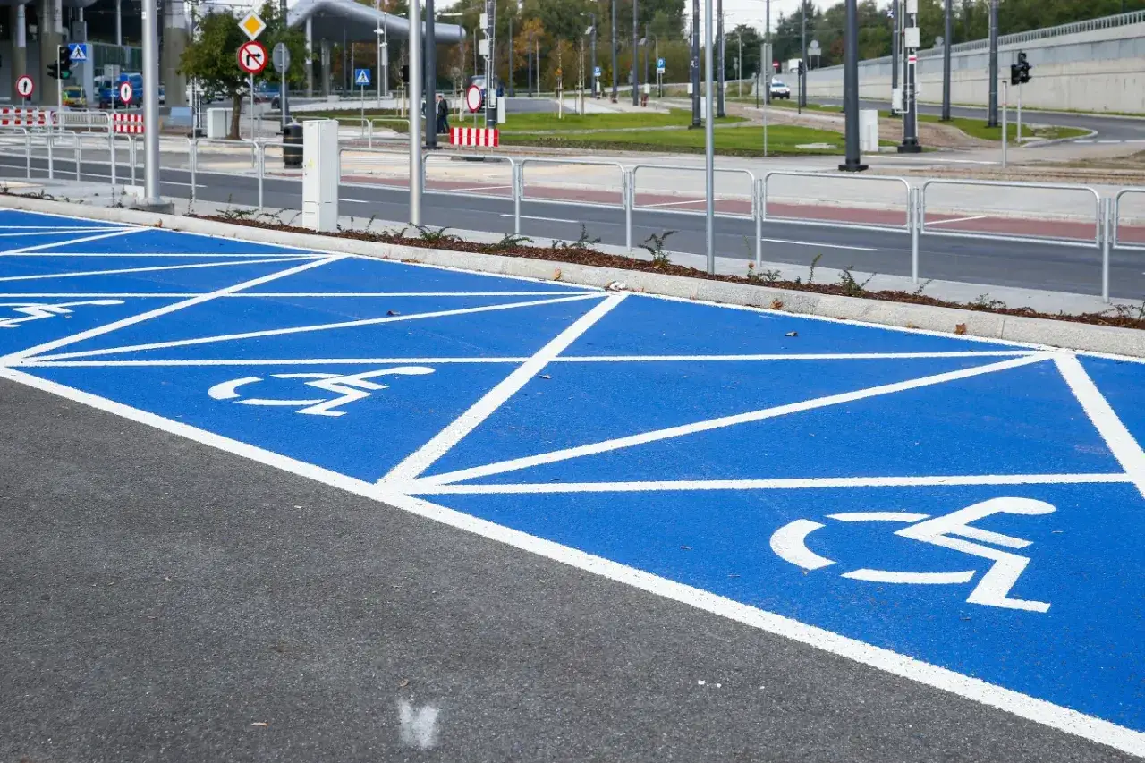 Niebieskie miejsca parkingowe z białymi symbolami wózka inwalidzkiego. To specjalne miejsce dla niepełnosprawnych, zapewniające łatwy dostęp.