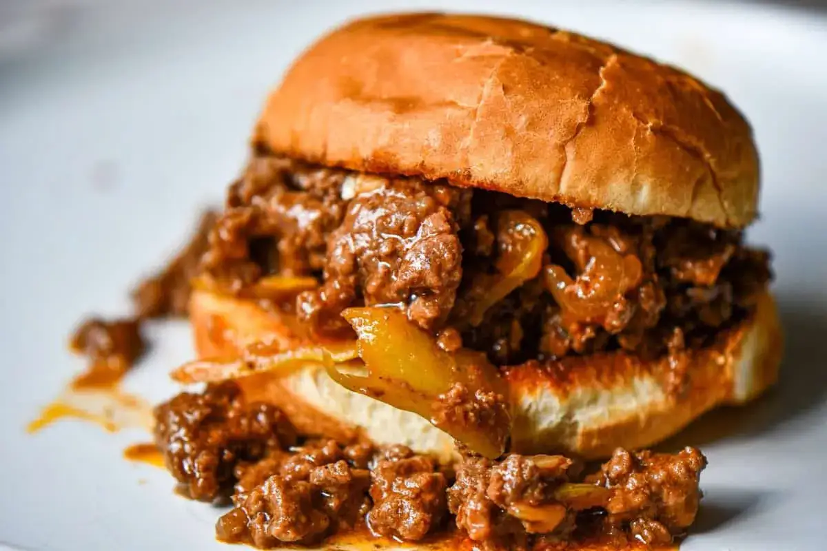 En saftig sloppy joe med k&ouml;ttf&auml;rs och l&ouml;k p&aring; ett mjukt br&ouml;d. Perfekt f&ouml;r en snabb och god lunch.