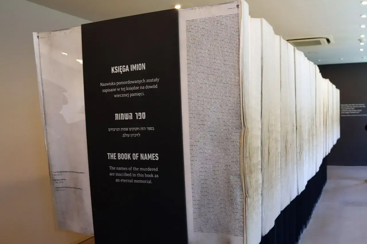 Ein riesiges Buch mit Namen von Opfern des Holocaust, das an die Gr&auml;ueltaten in Auschwitz erinnert. Die Seiten sind gef&uuml;llt mit den Namen der Ermordeten, ein ewiges Mahnmal.