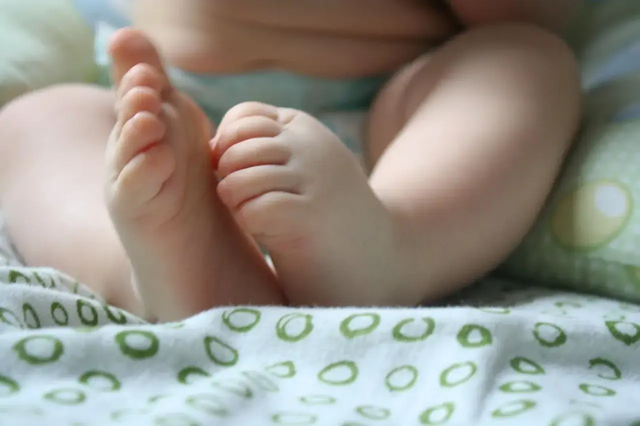 zmartwiona mama sprawdza stopy niemowlaka