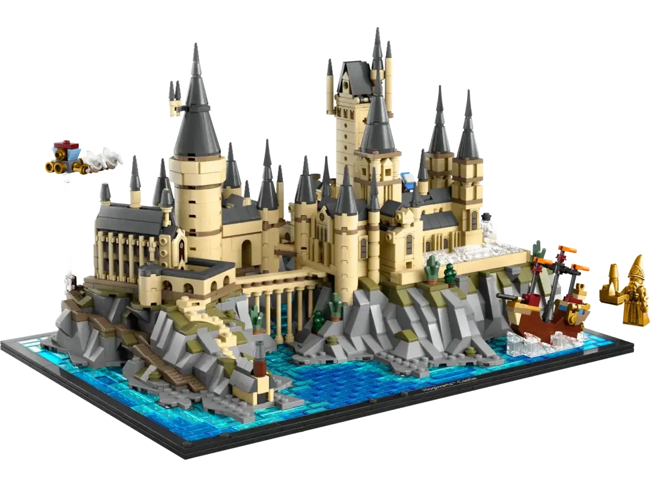 Ein detailreiches LEGO Hogwarts Schloss mit Boot, Flugobjekt und goldenen Figuren. Alle LEGO Sets vereint in diesem magischen Bauwerk.