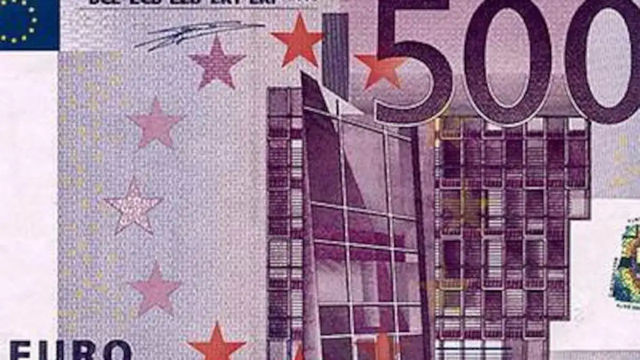 Detalle de billete de 500 euros, mostrando arquitectura moderna y estrellas, s&iacute;mbolo de las ventajas del euro.