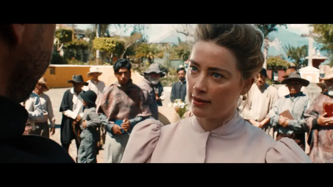 Amber Heard w filmach, w scenie z tłumem w tradycyjnych strojach.