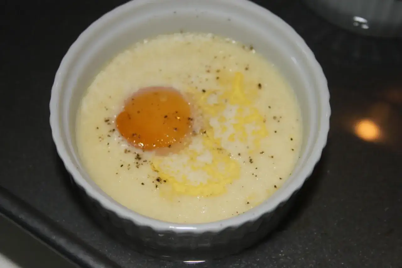 Un &oelig;uf au plat, baignant dans une cr&egrave;me onctueuse, est pr&ecirc;t &agrave; &ecirc;tre d&eacute;gust&eacute;. Ce plat simple et savoureux, cuit au four, est saupoudr&eacute; de poivre noir.