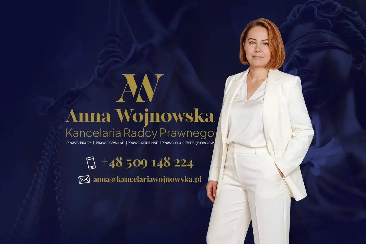 Kobieta w białym garniturze, logo kancelarii prawnej i wizerunek Temidy na granatowym tle.