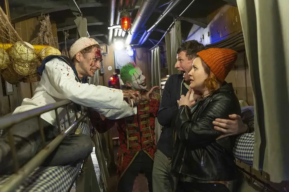 Schrecken in der Bavaria Filmstadt: Ein blutverschmierter Seemann und ein Clown erschrecken ein Paar. Gruselige Halloween-Atmosphäre.