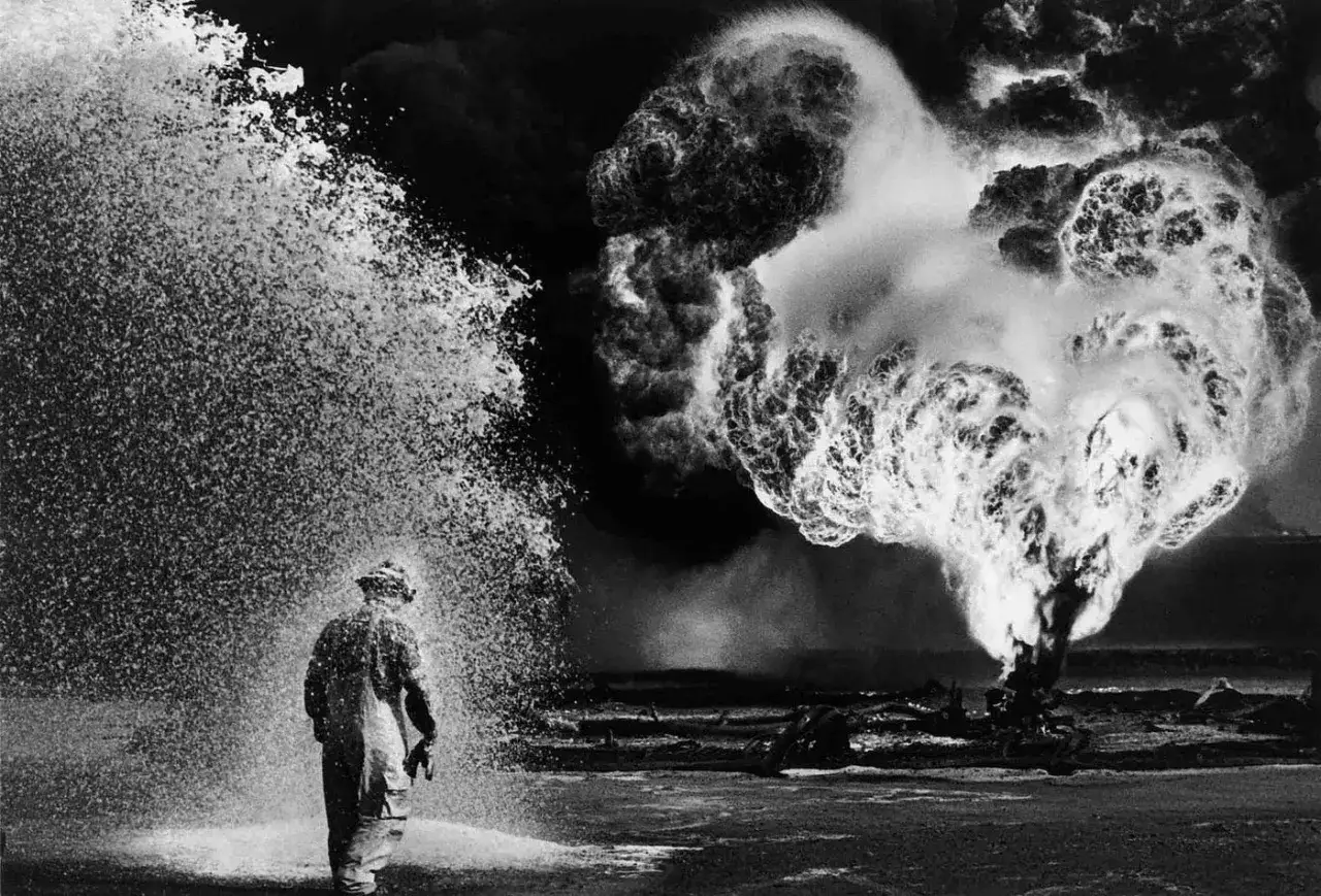 Un pompiere in un'esplosione di fuoco e fumo, un'immagine drammatica che dimostra perch&eacute; alcuni sono considerati i **best photographers**.
