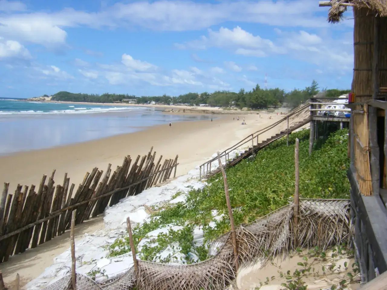 Piękna plaża w Maputo, stolicy Mozambiku, z drewnianymi schodami i bujną zielenią.