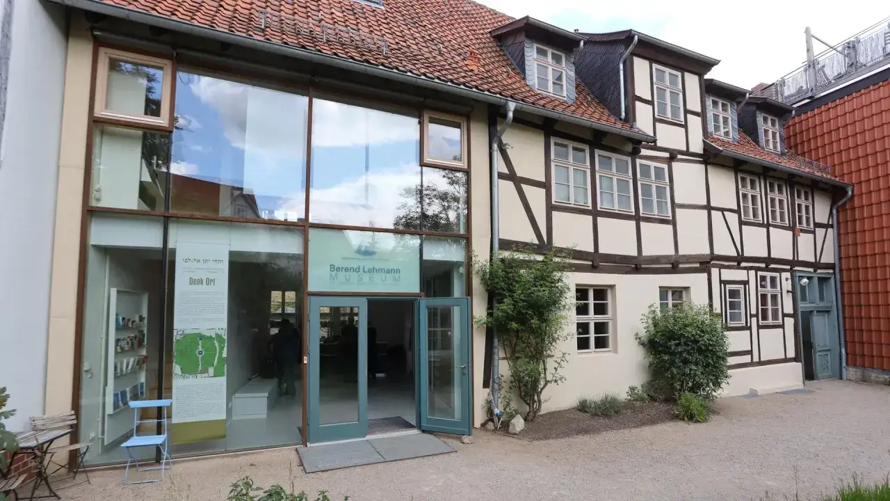 Berend Lehmann Museum, ein Denk Ort, der sich der jüdischen Geschichte widmet. Hier wird auch die Problematik von ns raubkunst thematisiert.