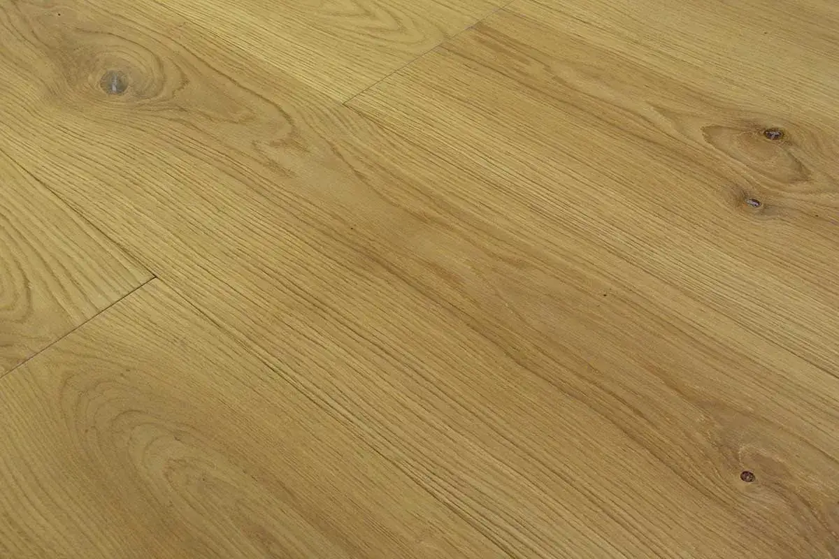 Dettaglio della finitura parquet in legno di rovere, con venature naturali e nodi evidenti che conferiscono calore e autenticità.
