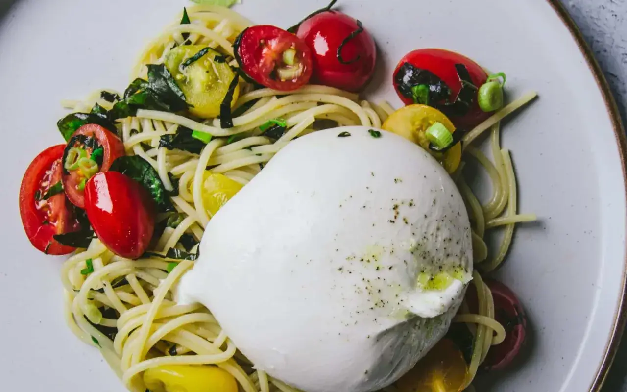 Une burrata crémeuse sur des pâtes aux tomates cerises et basilic. Une recette simple et savoureuse pour un repas léger.
