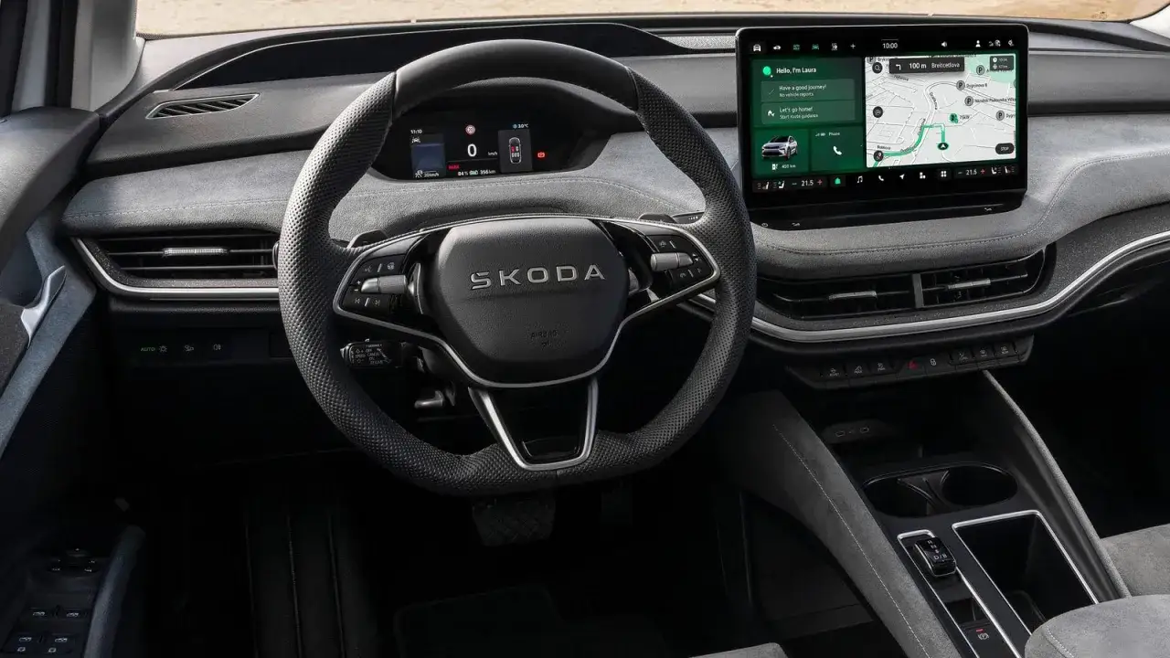 Wnętrze Skody Enyaq z ekranem nawigacji. Sprawdź aktualną skoda enyaq cena i wyposażenie.