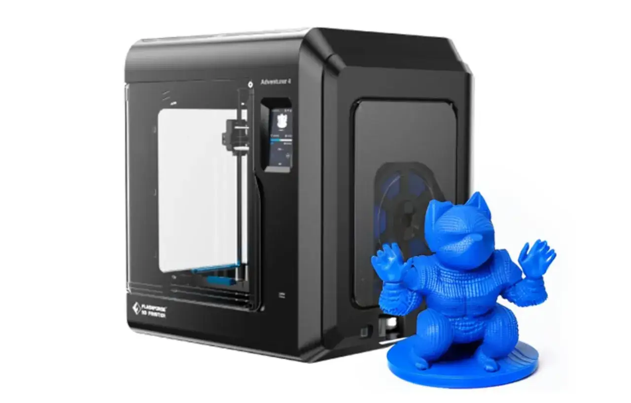 Drukarka 3D Flashforge Adventurer 4 z niebieską figurką postaci wykonaną w technologii FDM.