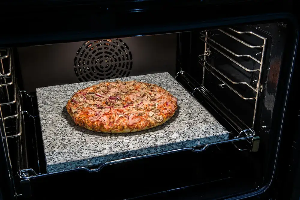 Kamień do pizzy w piekarniku z pizzą