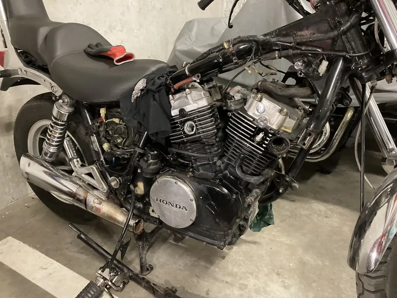 Honda Shadow, jaki silnik wybrać? Widok na silnik V-twin motocykla, z widoczną osłoną z napisem HONDA.