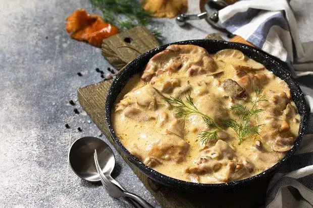 różne sosy do indyka, sos śmietanowy, sos pieczarkowy, sos curry