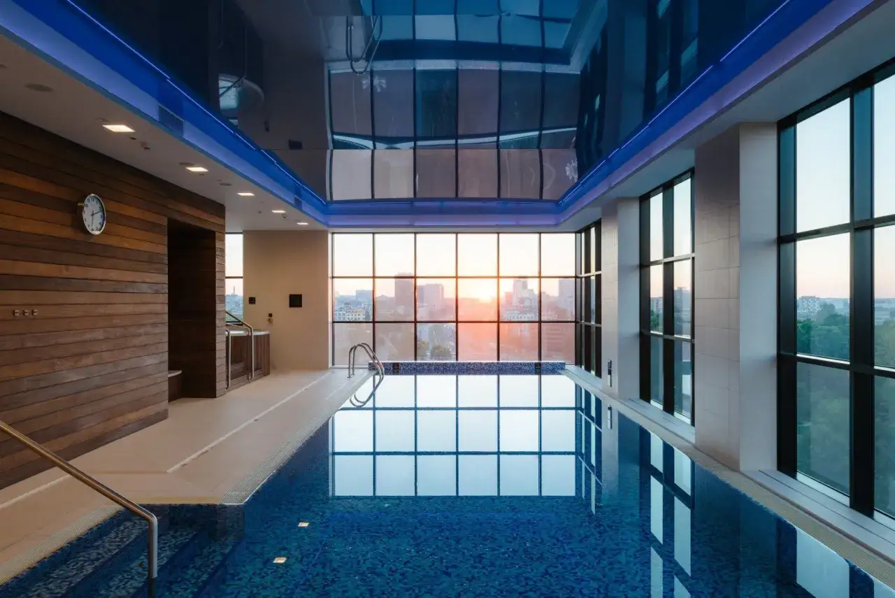 Nowoczesny hotel z basenem w Łodzi. Luksusowy basen z widokiem na miasto o zachodzie słońca.