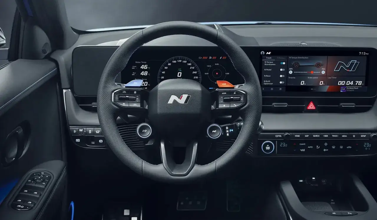Wnętrze ioniq 5 z cyfrowymi wskaźnikami i ekranem dotykowym, pokazujące dane N Performance.