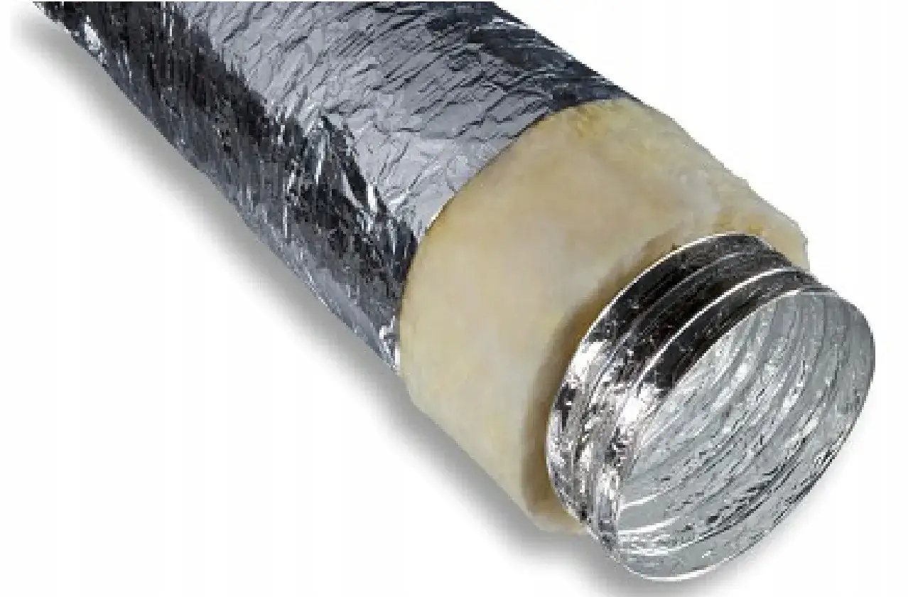Izolowane rury do rozprowadzenia ciepła z kominka. Elastyczny przewód z folii aluminiowej i wełny mineralnej.