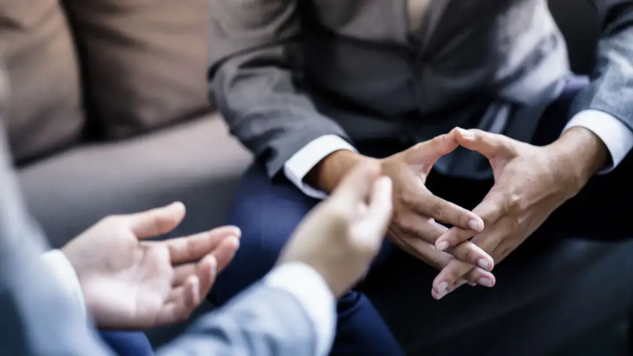 Due mani intrecciate in un dialogo intenso, forse un momento di riflessione per frasi valutazione personale.