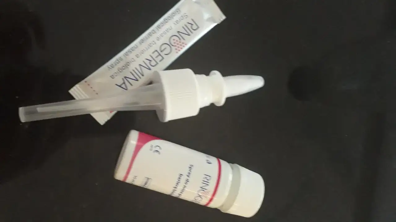Opakowanie i aplikator sprayu do nosa Rinogermina, który tworzy barierę biologiczną.