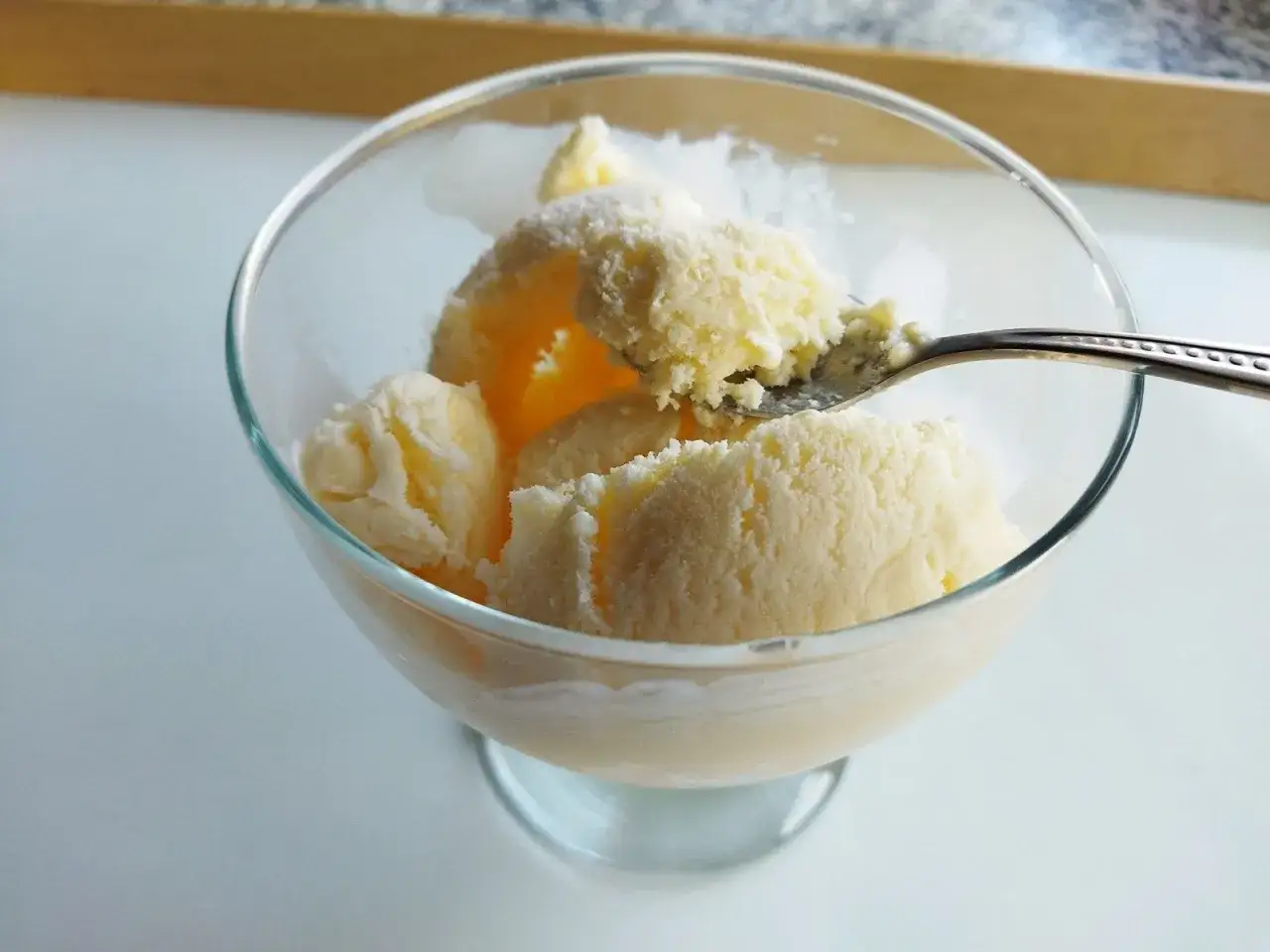 Pyszne lody po francusku w szklanej miseczce, gotowe do schrupania.