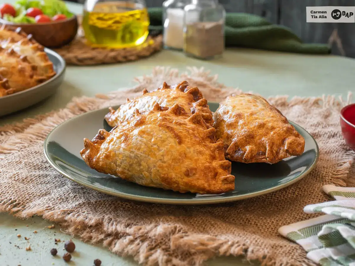 Empanadillas doradas y crujientes, recién salidas de la freidora de aire, listas para disfrutar.