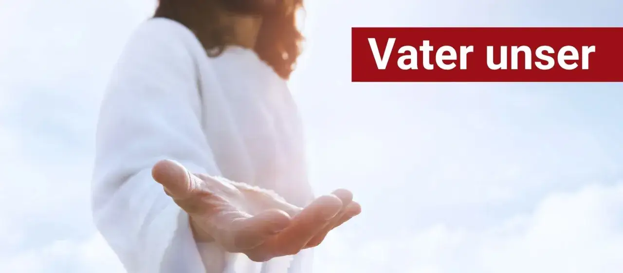Die ausgestreckte Hand eines Mannes in weißem Gewand, der an den Himmel erinnert. 