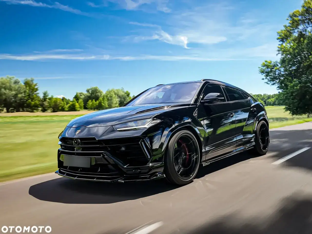 Czarny Lamborghini Urus pędzi po drodze. Sprawdź, jaka jest aktualna lamborghini urus cena i możliwości tego SUV-a.