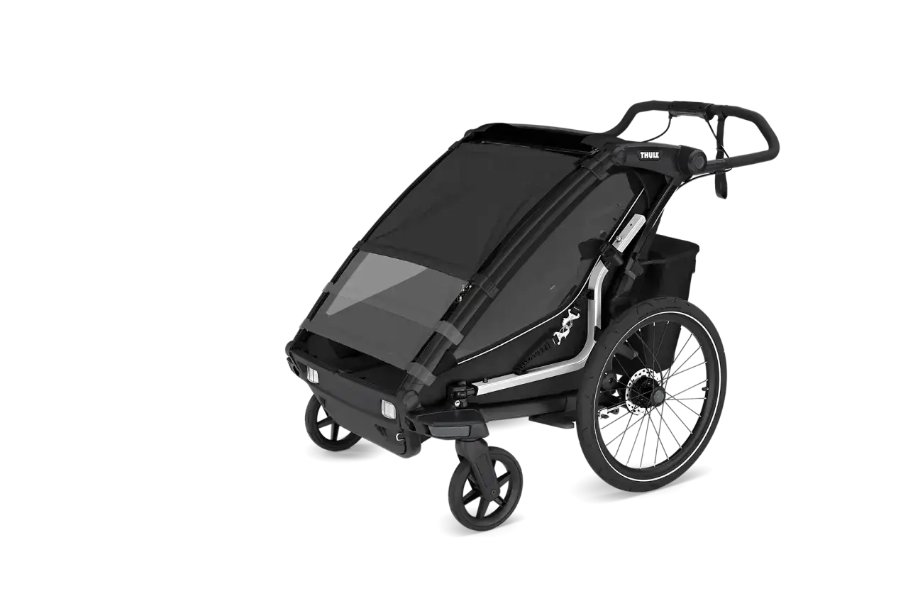 Svart Thule Chariot Sport 2 barnvagn med stora hjul och solskydd. Perfekt f&ouml;r aktiva familjer.