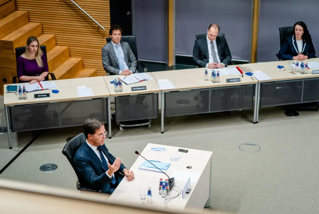 Politici aan tafel, met een spreker die zijn discretionaire ruimte benut om zijn punt te maken.