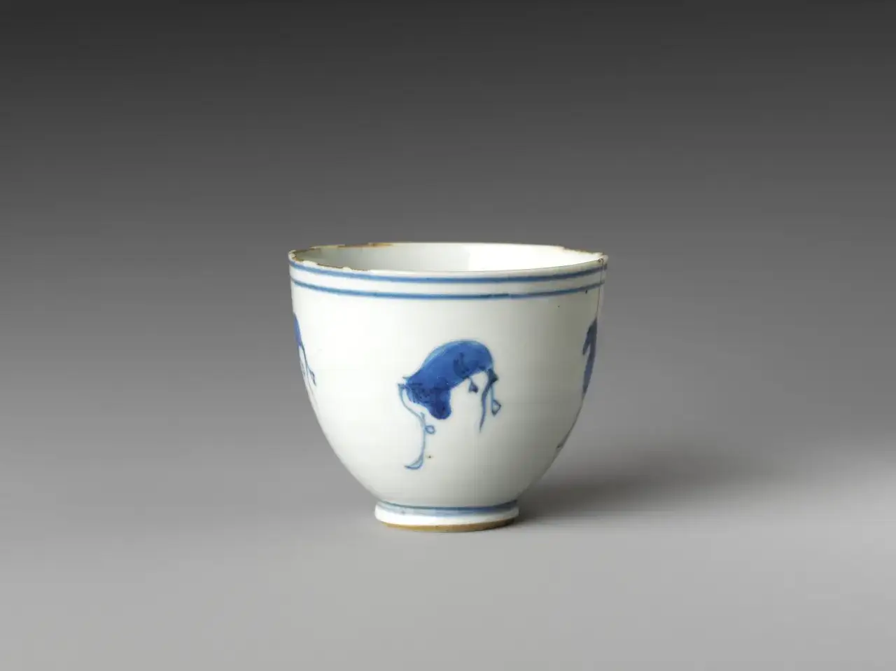 Tasse en porcelaine blanche orn&eacute;e de motifs bleus, &eacute;voquant l'histoire du th&eacute; et ses traditions ancestrales.