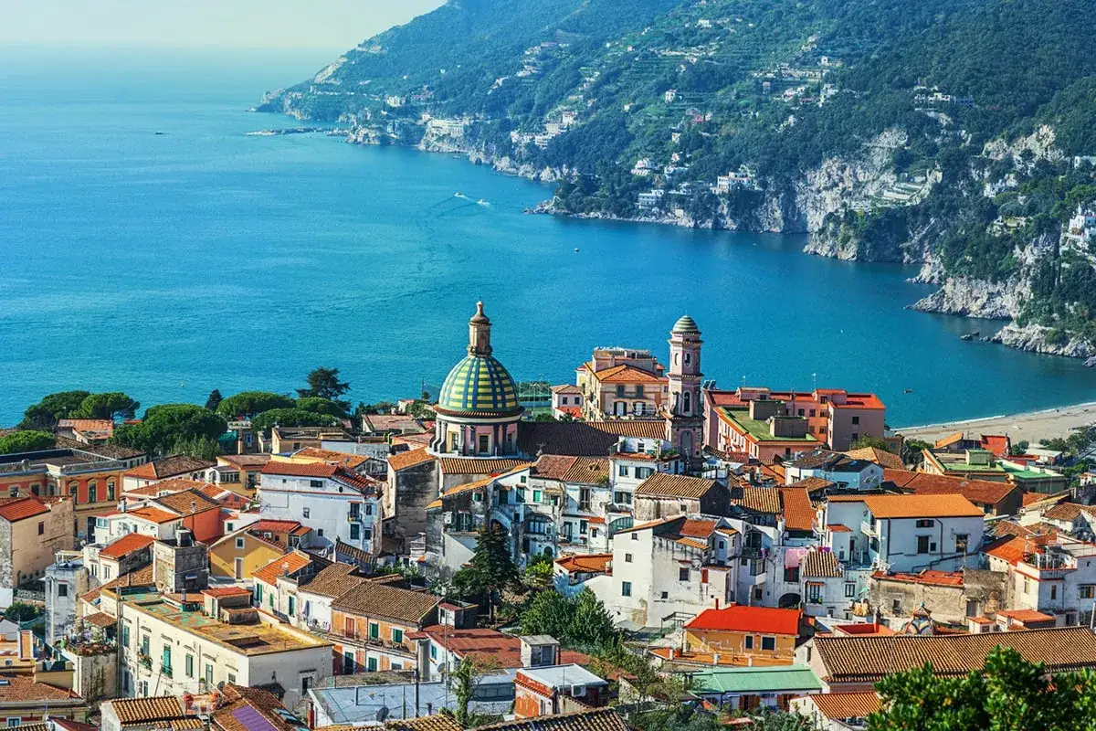 Vietri sul Mare: cosa vedere? Un panorama mozzafiato di case colorate, cupole e il blu intenso del mare.