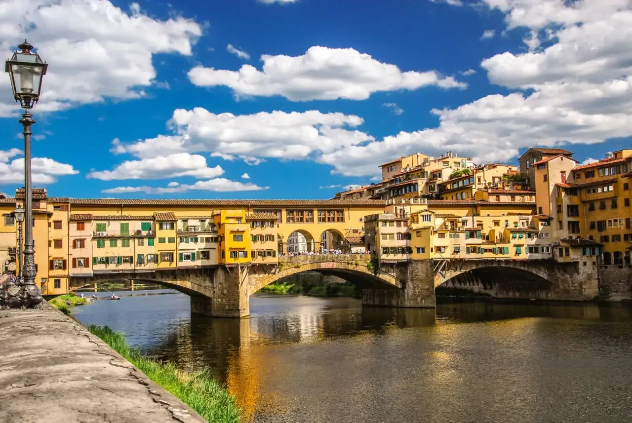 Ponte Vecchio a Firenze, un'icona da non perdere per chi visita la città. Ecco cosa vedere a Firenze in due giorni, con questo splendido scorcio.