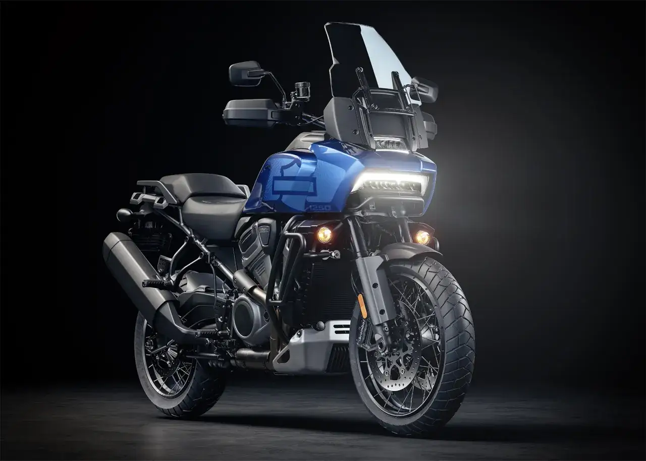 Harley-Davidson Pan America blu, pronta a sfidare ogni limite di velocità massima.