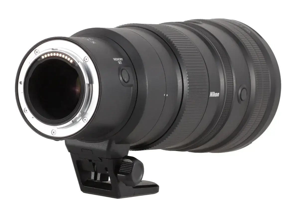 Obiektyw Nikon z mocowaniem F, z oznaczeniem VR, co oznacza stabilizację obrazu.