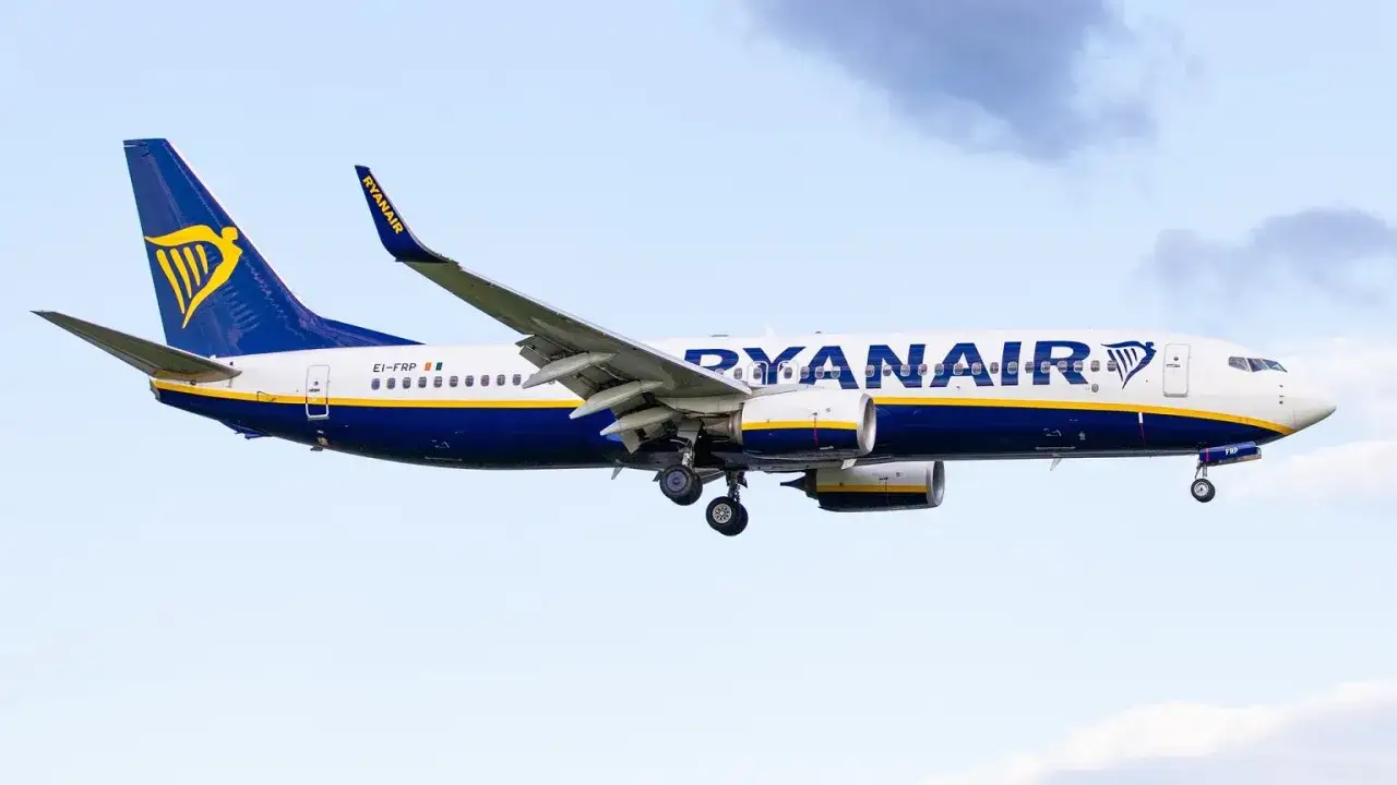 Samolot Ryanair zbliża się do lądowania. Ile trwa lot do Londynu z Warszawy? Około 2,5 godziny.