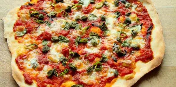pizza margherita z bazylią