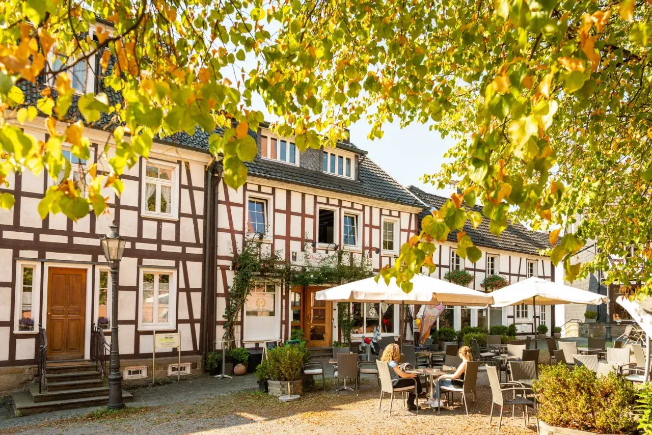 Fachwerkhaus mit Au&szlig;enbereich, vielleicht die Fatima Kapelle, im Herbstlicht.