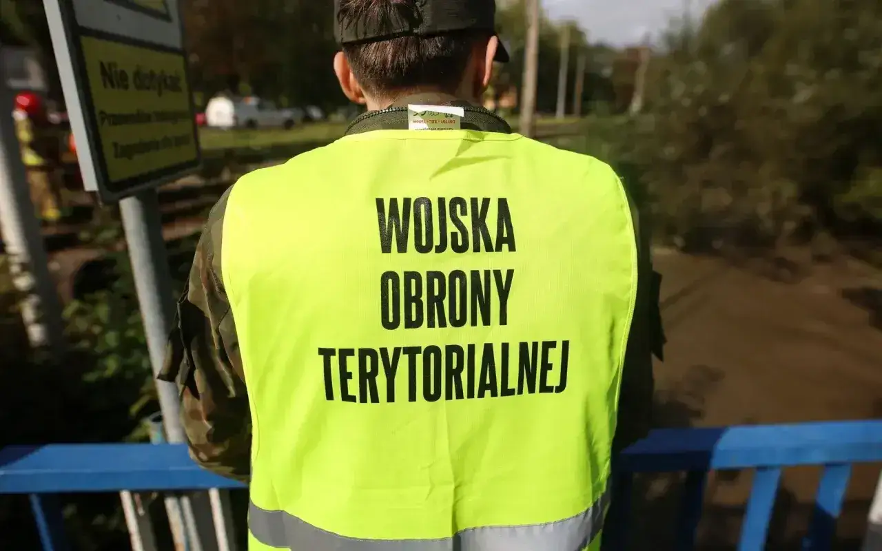 Żołnierz WOT w kamizelce odblaskowej. Wot zarobki to temat, który interesuje wielu, ale służba wymaga poświęcenia.